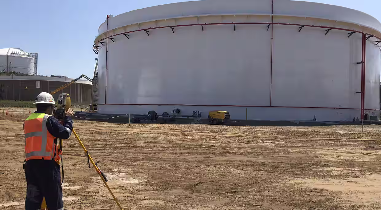 Medición de Estanques de Almacenamiento Persona haciendo una medición de un estanque de almacenamiento