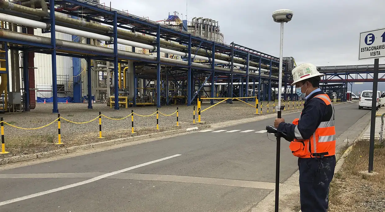 Preparación de Equipos de Medición Persona preparando un equipo de medición