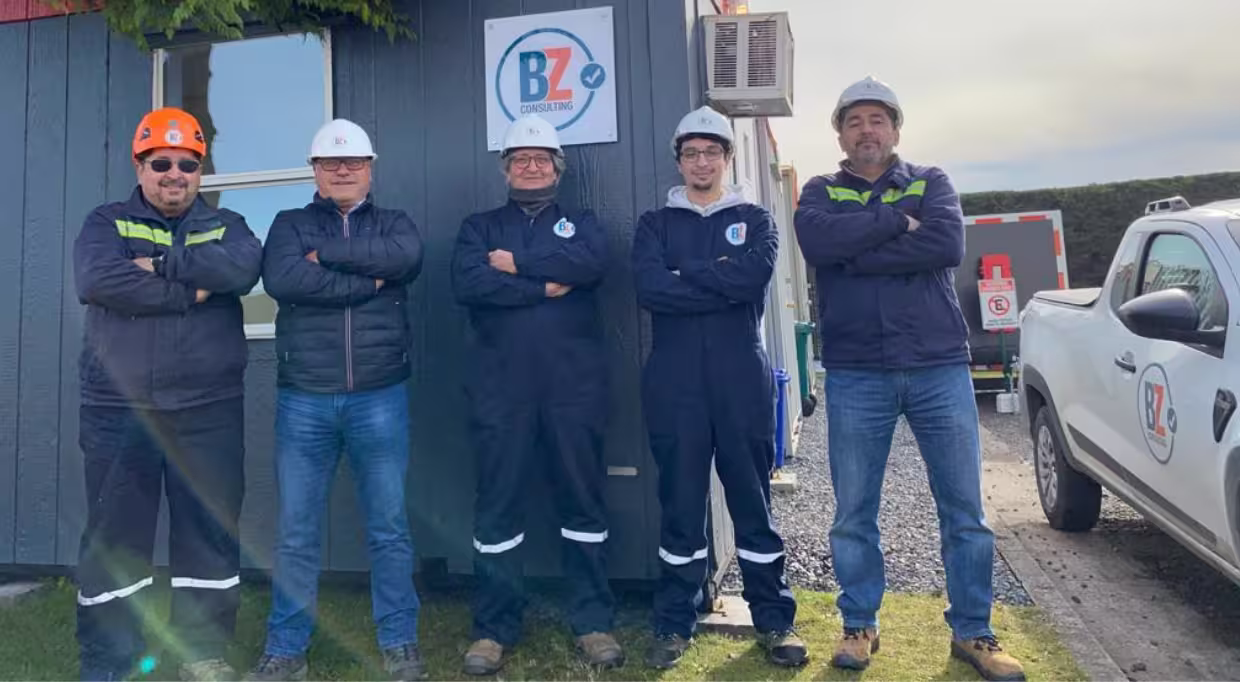 Equipo de BZ Consulting Parte del equipo de BZ Consulting en frente de las instalaciones