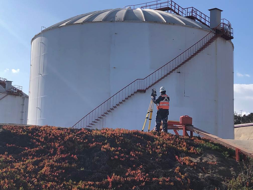 Persona inspeccionado un estanque de almacenamiento