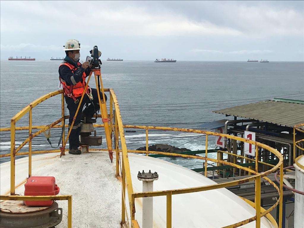 3 estanques de almacenamiento en una planta